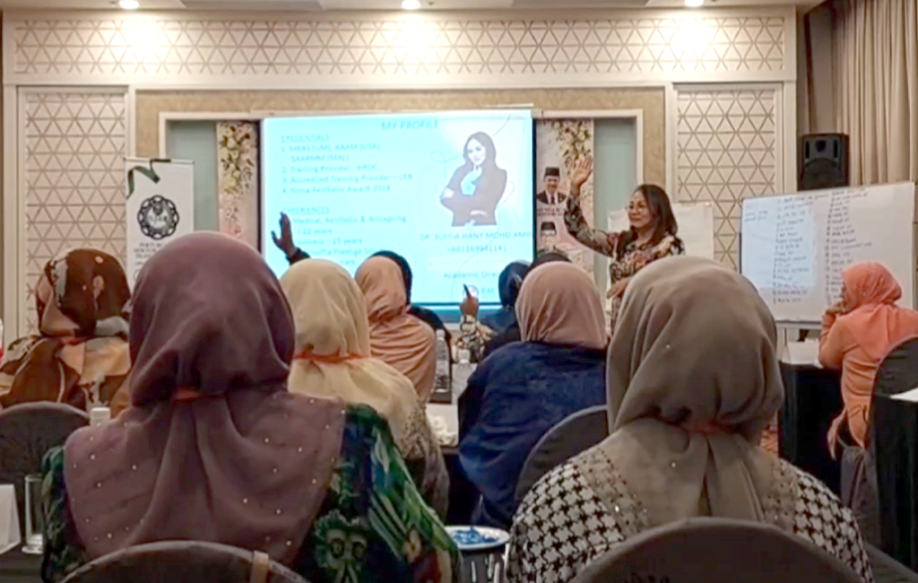 Dr. Suffia Hany memberi bimbingan kepada wanita dalam program PERSENS